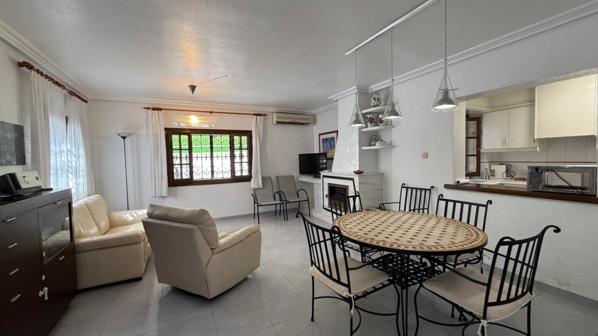 For sale - 4 Bedroom 2 Bathroom House - Detached Villa in Orihuela - Orihuela Centro  - Alicante