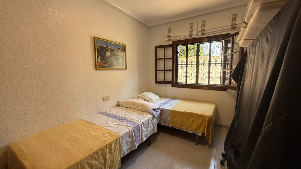 For sale - 4 Bedroom 2 Bathroom House - Detached Villa in Orihuela - Orihuela Centro  - Alicante