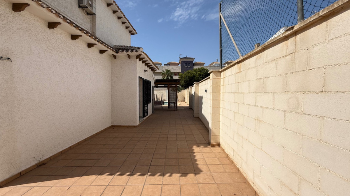 For sale - 4 Bedroom 2 Bathroom House - Detached Villa in Orihuela - Orihuela Centro  - Alicante