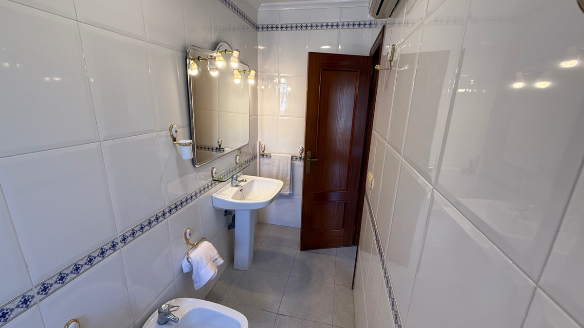 For sale - 4 Bedroom 2 Bathroom House - Detached Villa in Orihuela - Orihuela Centro  - Alicante