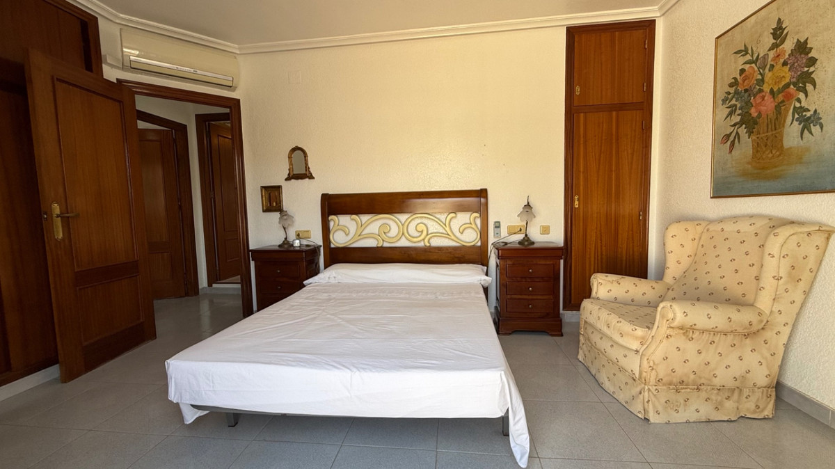 For sale - 4 Bedroom 2 Bathroom House - Detached Villa in Orihuela - Orihuela Centro  - Alicante