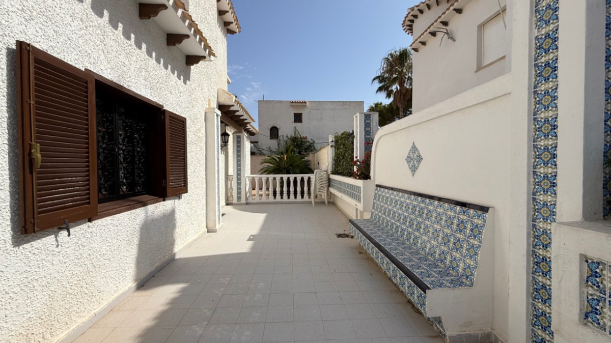 For sale - 4 Bedroom 2 Bathroom House - Detached Villa in Orihuela - Orihuela Centro  - Alicante