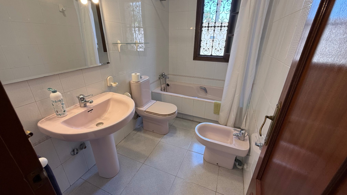 For sale - 4 Bedroom 2 Bathroom House - Detached Villa in Orihuela - Orihuela Centro  - Alicante