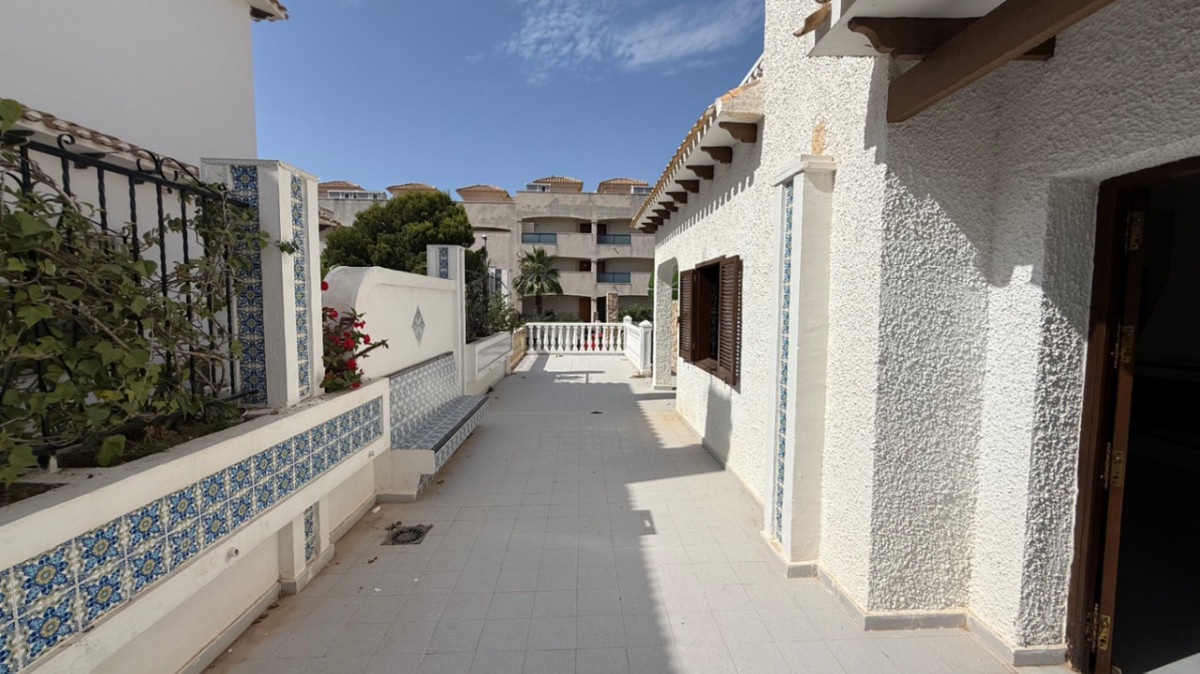 For sale - 4 Bedroom 2 Bathroom House - Detached Villa in Orihuela - Orihuela Centro  - Alicante