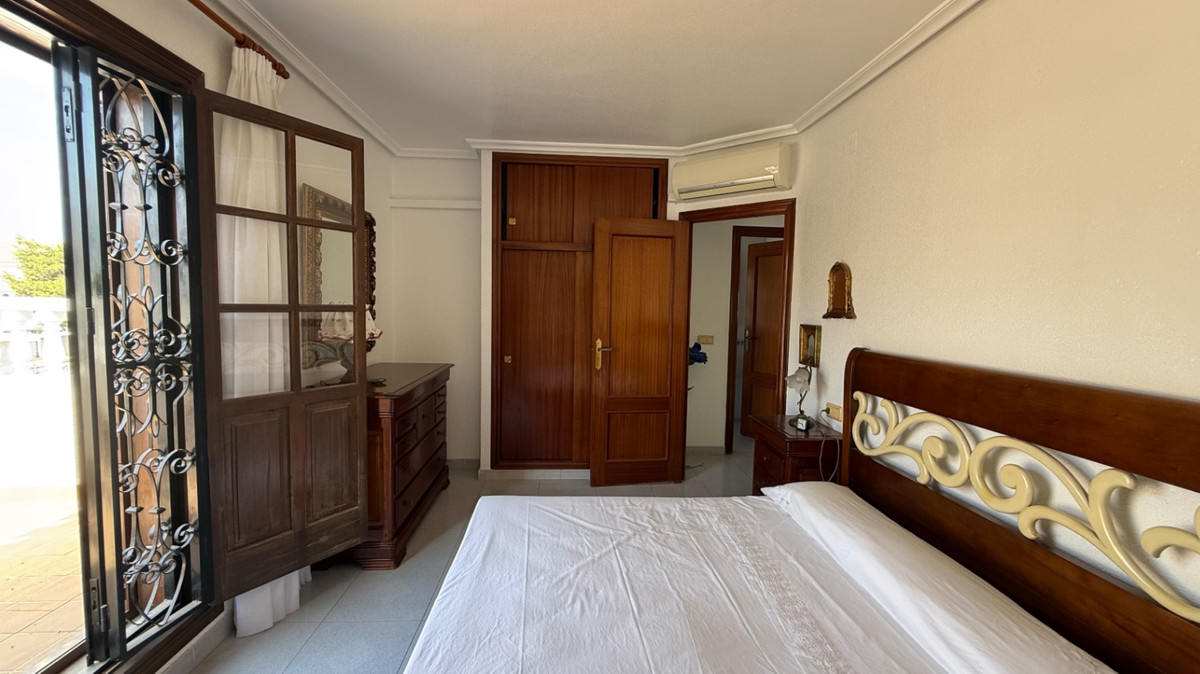 For sale - 4 Bedroom 2 Bathroom House - Detached Villa in Orihuela - Orihuela Centro  - Alicante