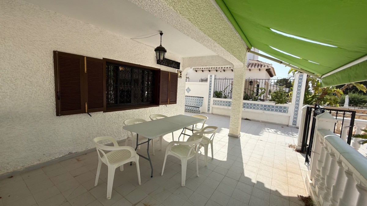 For sale - 4 Bedroom 2 Bathroom House - Detached Villa in Orihuela - Orihuela Centro  - Alicante