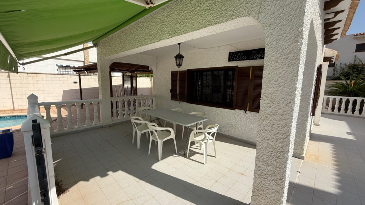 For sale - 4 Bedroom 2 Bathroom House - Detached Villa in Orihuela - Orihuela Centro  - Alicante
