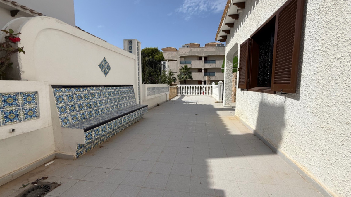For sale - 4 Bedroom 2 Bathroom House - Detached Villa in Orihuela - Orihuela Centro  - Alicante