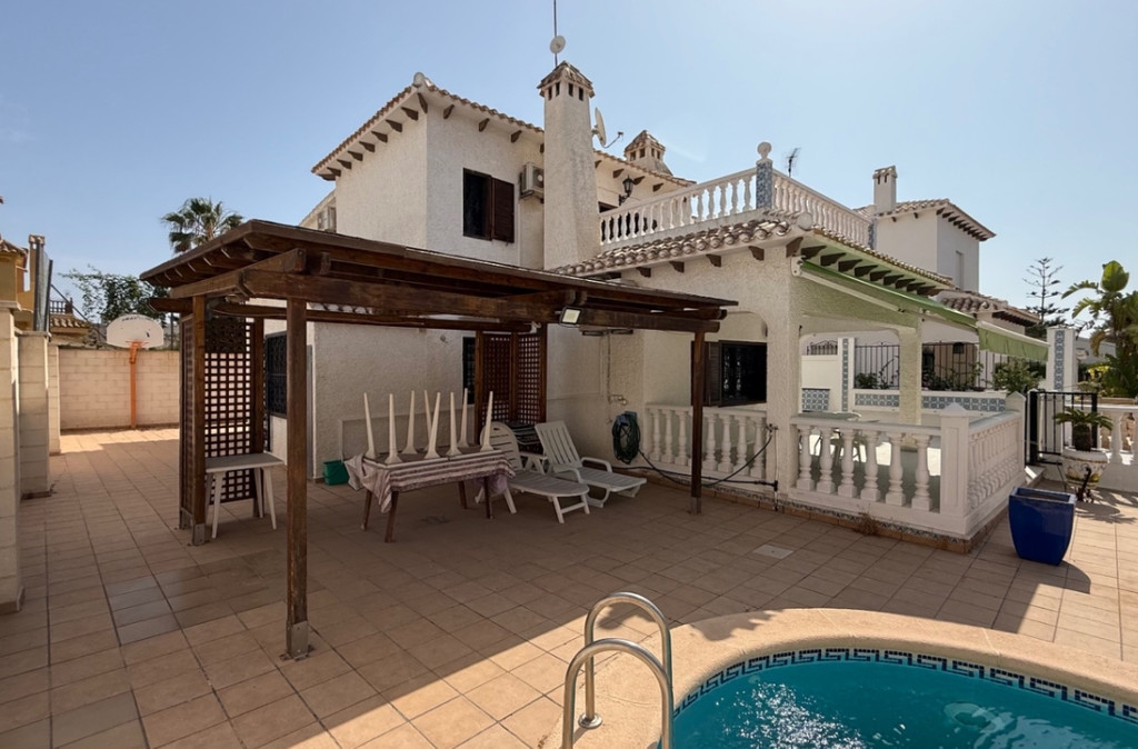 4 Bedroom 2 Bathroom House - Detached Villa in Orihuela