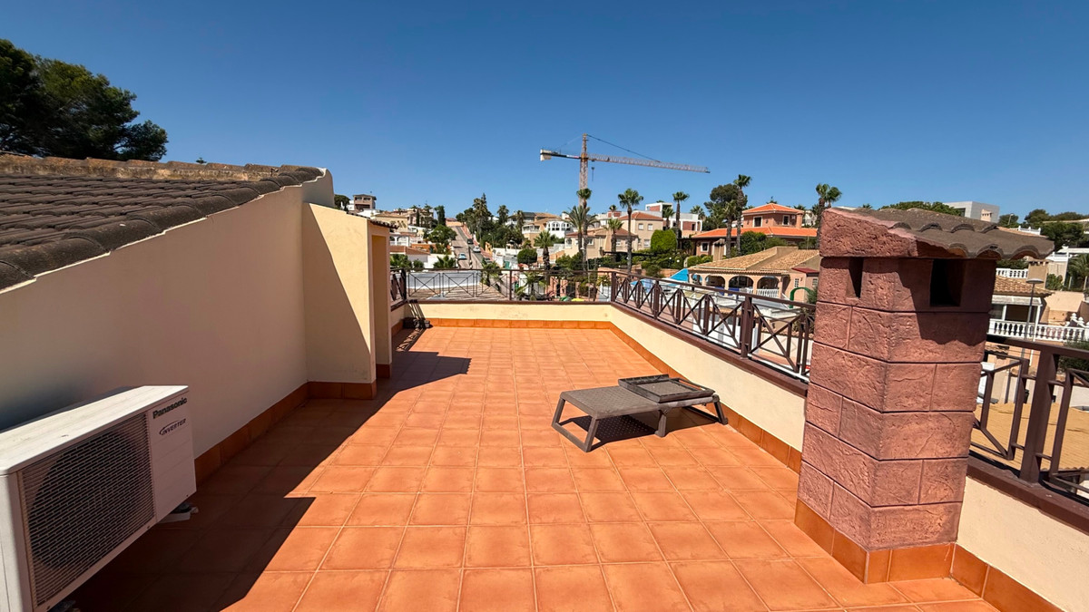 For sale - 7 Bedroom 4 Bathroom House - Detached Villa in Torrevieja - Torrevieja Centro  - Alicante