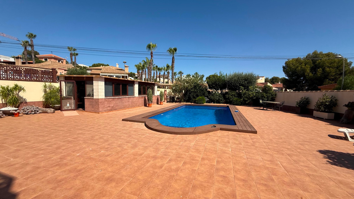 For sale - 7 Bedroom 4 Bathroom House - Detached Villa in Torrevieja - Torrevieja Centro  - Alicante