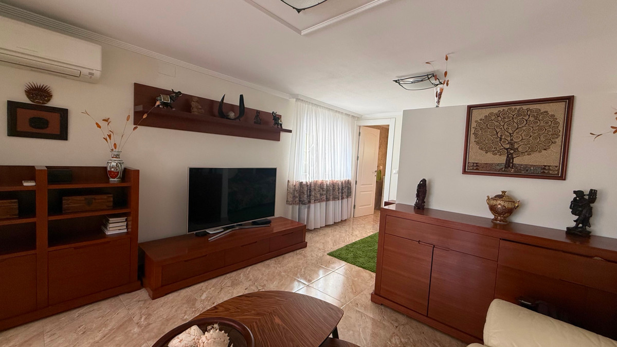 For sale - 7 Bedroom 4 Bathroom House - Detached Villa in Torrevieja - Torrevieja Centro  - Alicante