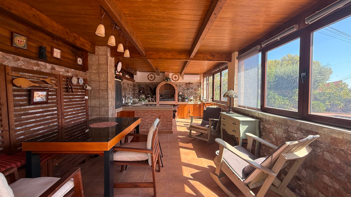 For sale - 7 Bedroom 4 Bathroom House - Detached Villa in Torrevieja - Torrevieja Centro  - Alicante