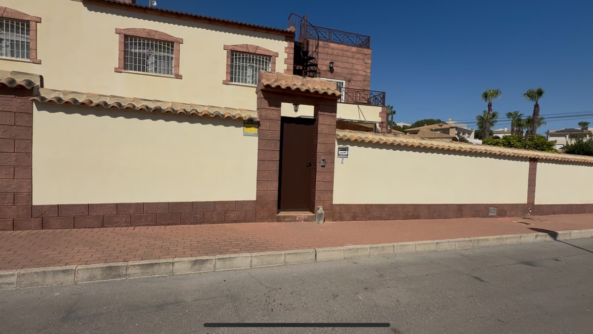 For sale - 7 Bedroom 4 Bathroom House - Detached Villa in Torrevieja - Torrevieja Centro  - Alicante