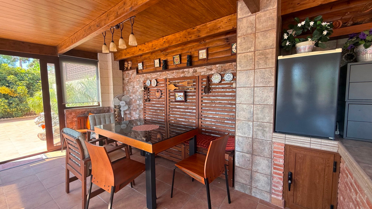 For sale - 7 Bedroom 4 Bathroom House - Detached Villa in Torrevieja - Torrevieja Centro  - Alicante