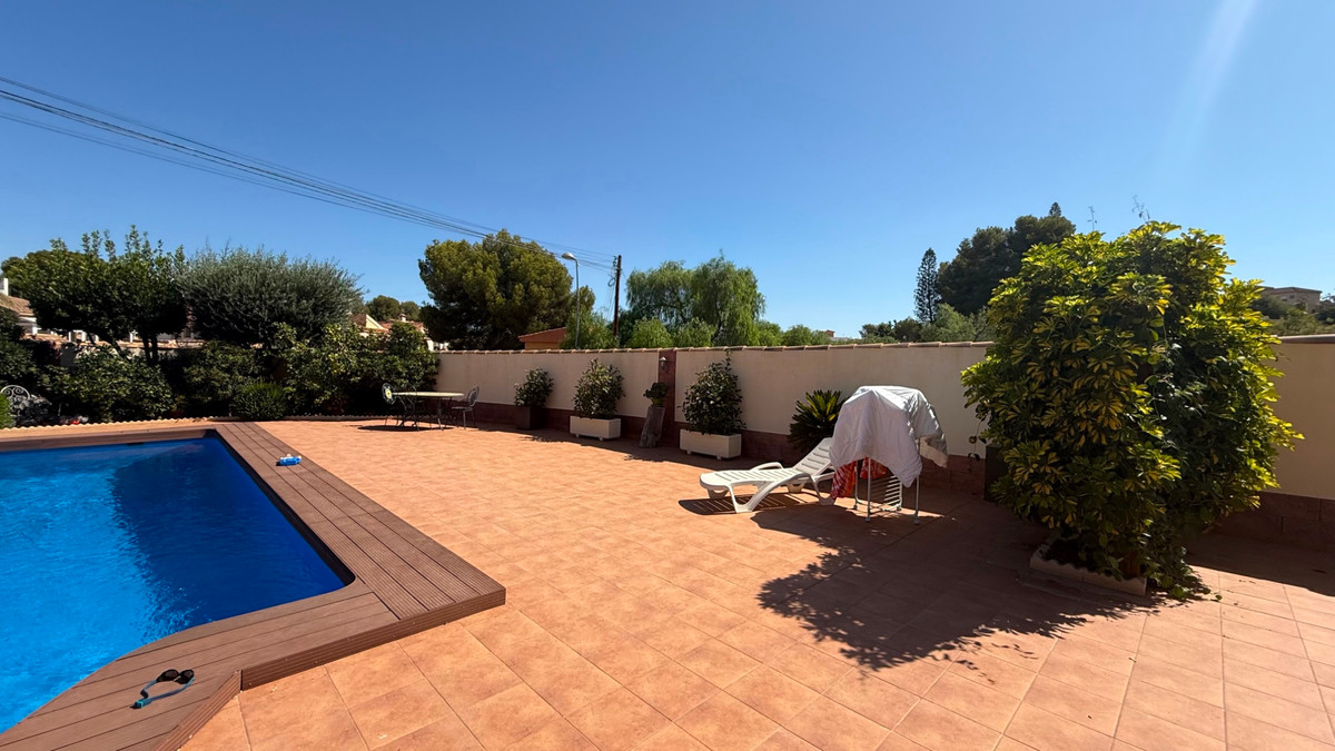 For sale - 7 Bedroom 4 Bathroom House - Detached Villa in Torrevieja - Torrevieja Centro  - Alicante