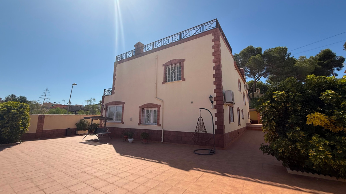 For sale - 7 Bedroom 4 Bathroom House - Detached Villa in Torrevieja - Torrevieja Centro  - Alicante