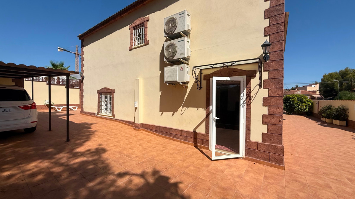 For sale - 7 Bedroom 4 Bathroom House - Detached Villa in Torrevieja - Torrevieja Centro  - Alicante