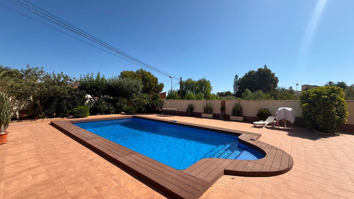 For sale - 7 Bedroom 4 Bathroom House - Detached Villa in Torrevieja - Torrevieja Centro  - Alicante