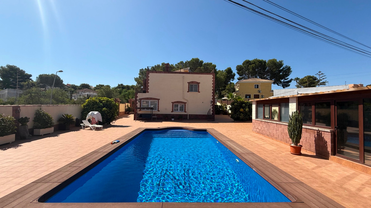For sale - 7 Bedroom 4 Bathroom House - Detached Villa in Torrevieja - Torrevieja Centro  - Alicante