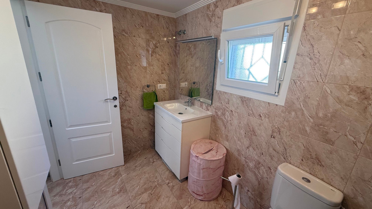 For sale - 7 Bedroom 4 Bathroom House - Detached Villa in Torrevieja - Torrevieja Centro  - Alicante