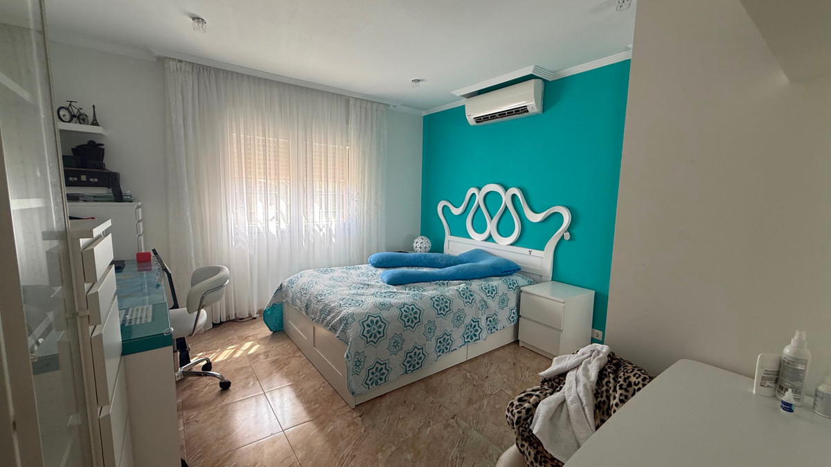 For sale - 7 Bedroom 4 Bathroom House - Detached Villa in Torrevieja - Torrevieja Centro  - Alicante