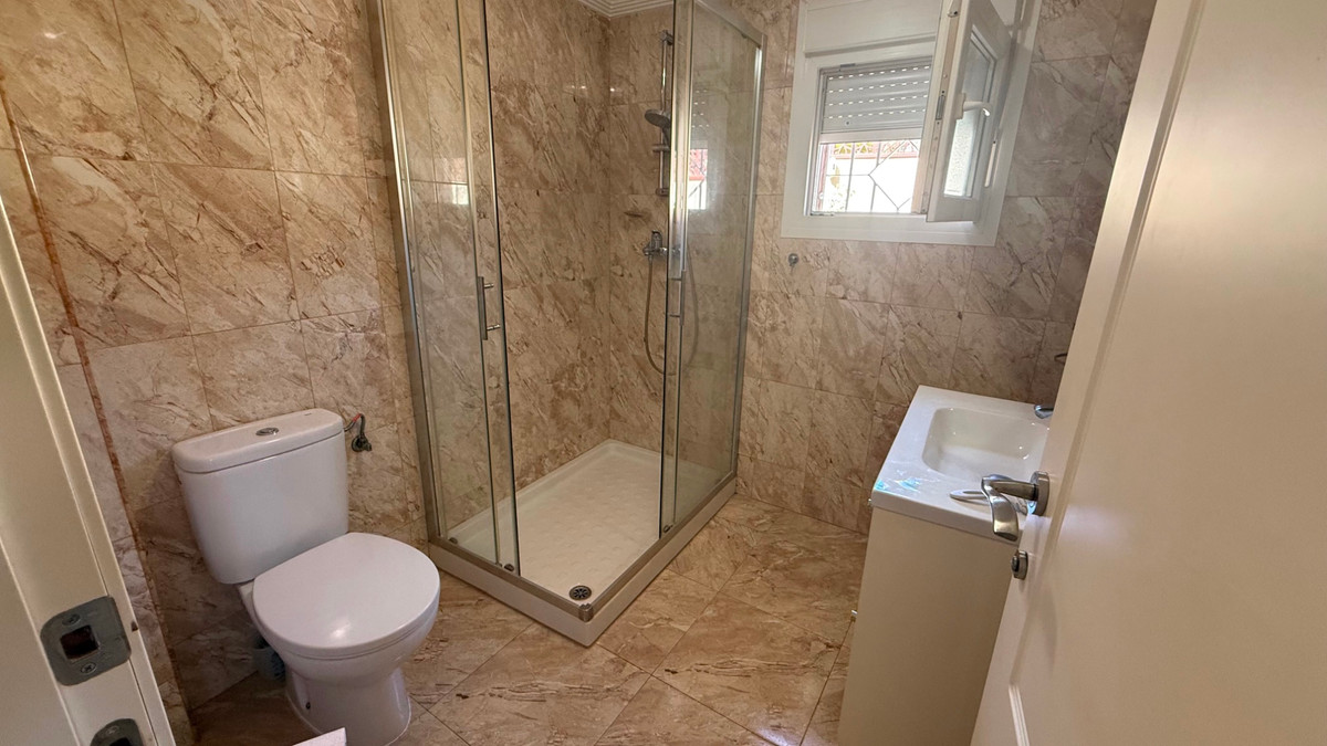 For sale - 7 Bedroom 4 Bathroom House - Detached Villa in Torrevieja - Torrevieja Centro  - Alicante