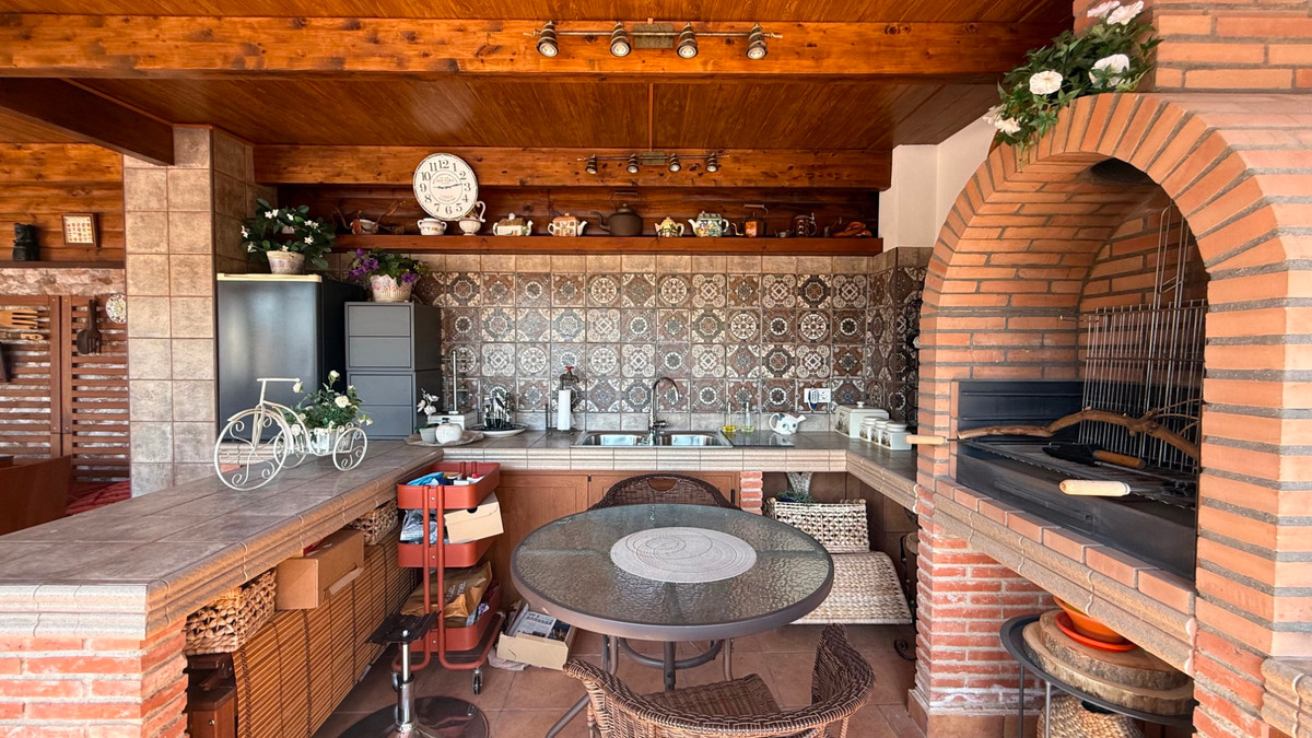 For sale - 7 Bedroom 4 Bathroom House - Detached Villa in Torrevieja - Torrevieja Centro  - Alicante