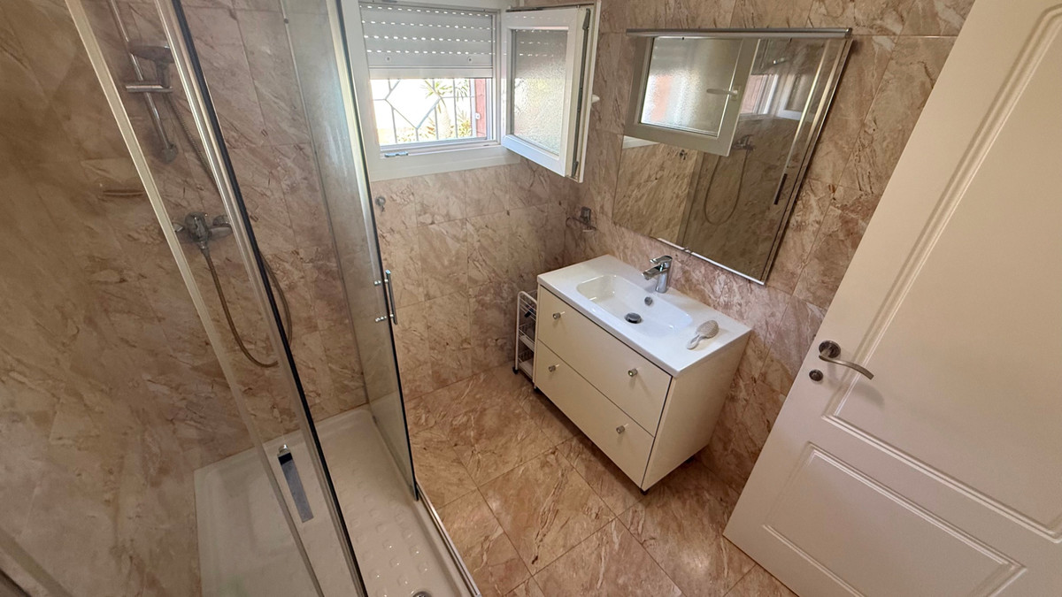 For sale - 7 Bedroom 4 Bathroom House - Detached Villa in Torrevieja - Torrevieja Centro  - Alicante