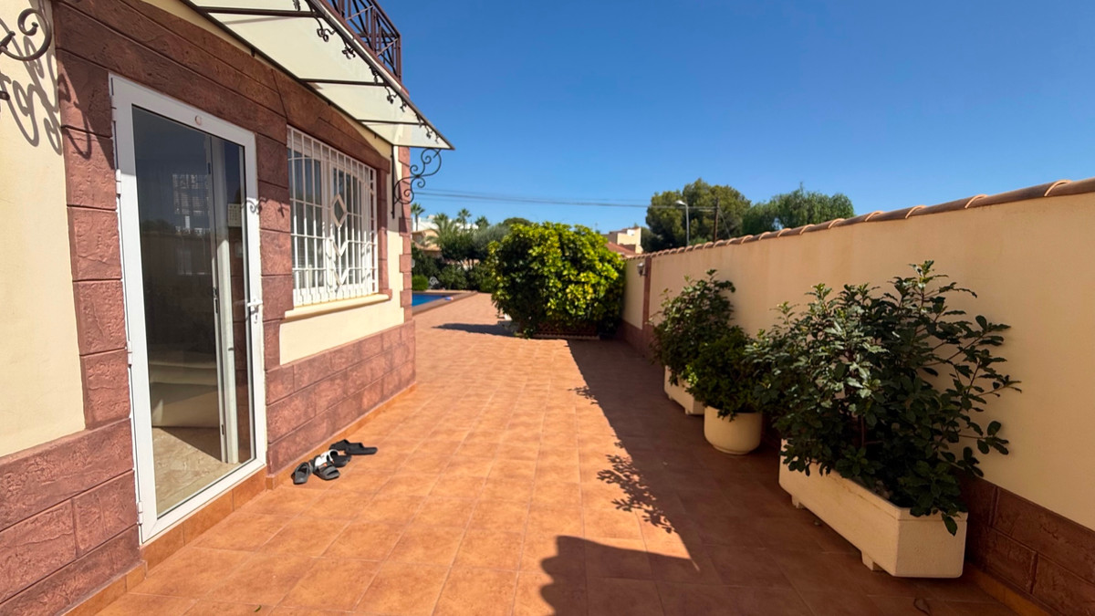 For sale - 7 Bedroom 4 Bathroom House - Detached Villa in Torrevieja - Torrevieja Centro  - Alicante