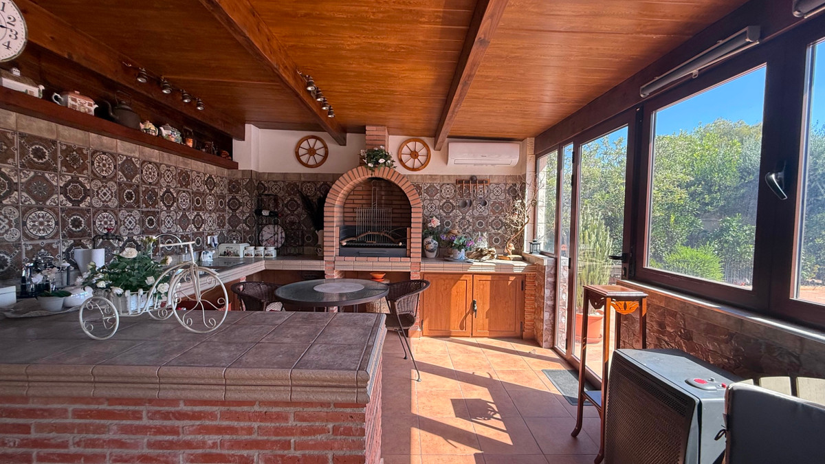 For sale - 7 Bedroom 4 Bathroom House - Detached Villa in Torrevieja - Torrevieja Centro  - Alicante