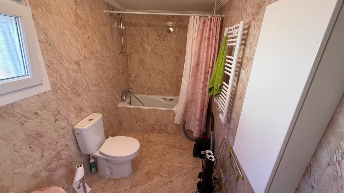 For sale - 7 Bedroom 4 Bathroom House - Detached Villa in Torrevieja - Torrevieja Centro  - Alicante