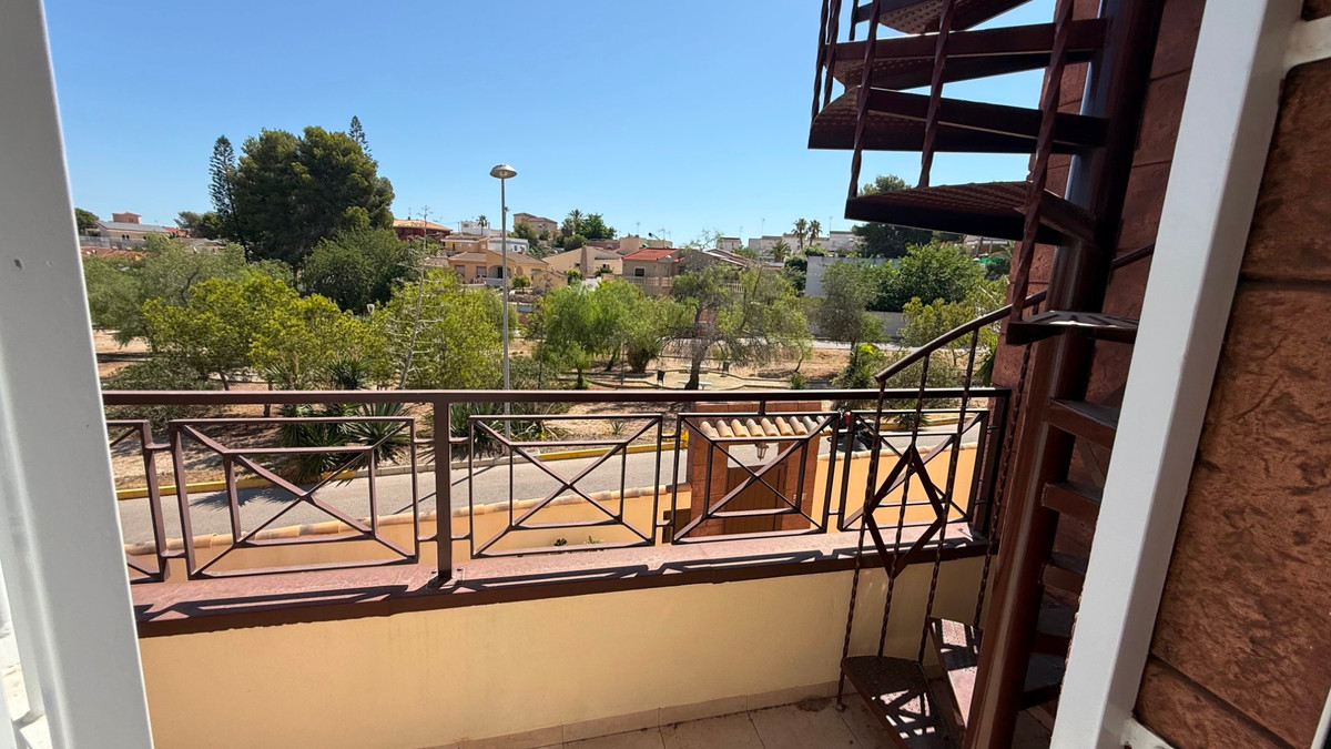 For sale - 7 Bedroom 4 Bathroom House - Detached Villa in Torrevieja - Torrevieja Centro  - Alicante