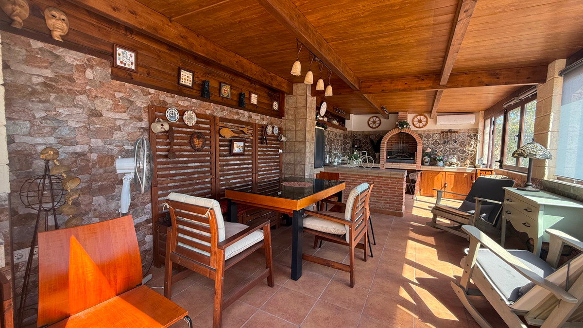 For sale - 7 Bedroom 4 Bathroom House - Detached Villa in Torrevieja - Torrevieja Centro  - Alicante