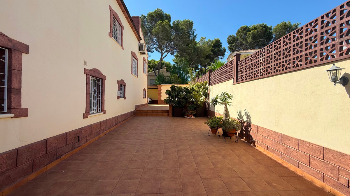 For sale - 7 Bedroom 4 Bathroom House - Detached Villa in Torrevieja - Torrevieja Centro  - Alicante