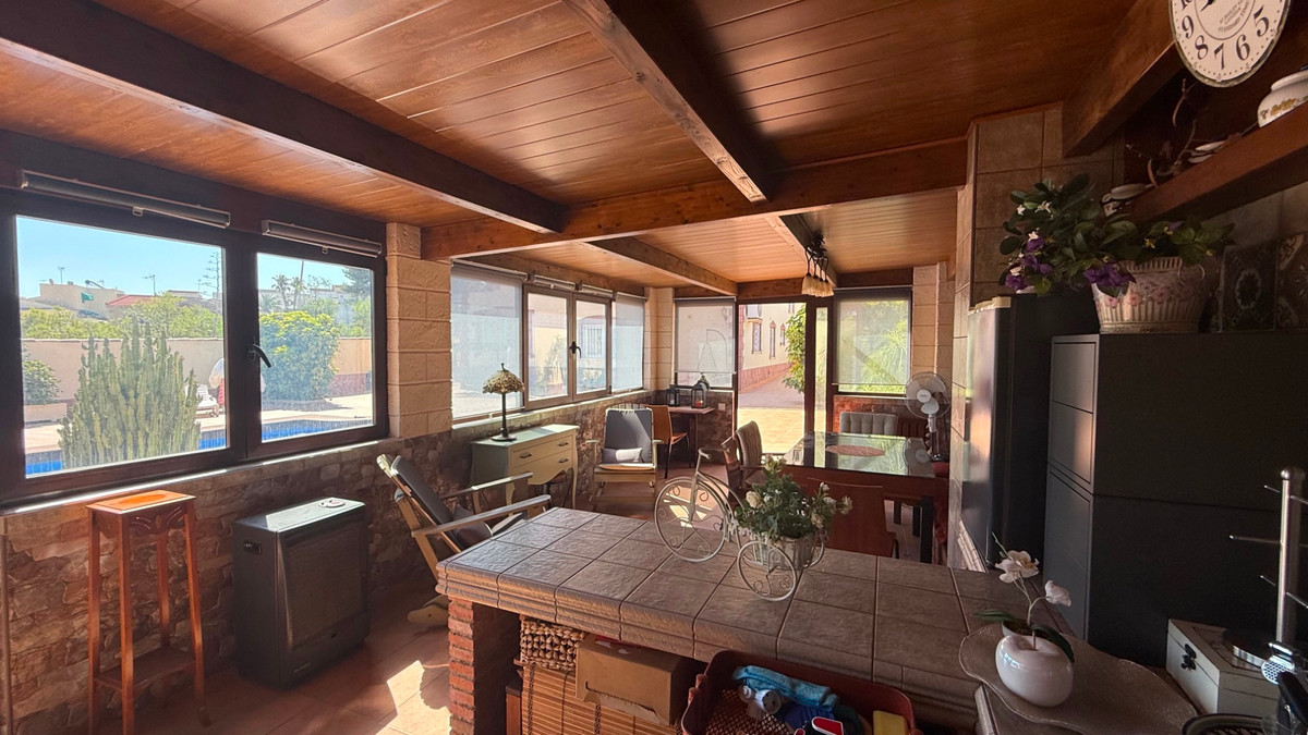 For sale - 7 Bedroom 4 Bathroom House - Detached Villa in Torrevieja - Torrevieja Centro  - Alicante