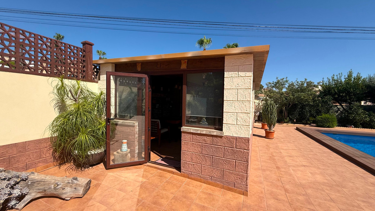 For sale - 7 Bedroom 4 Bathroom House - Detached Villa in Torrevieja - Torrevieja Centro  - Alicante