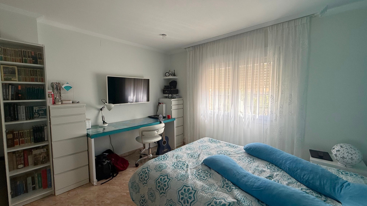 For sale - 7 Bedroom 4 Bathroom House - Detached Villa in Torrevieja - Torrevieja Centro  - Alicante