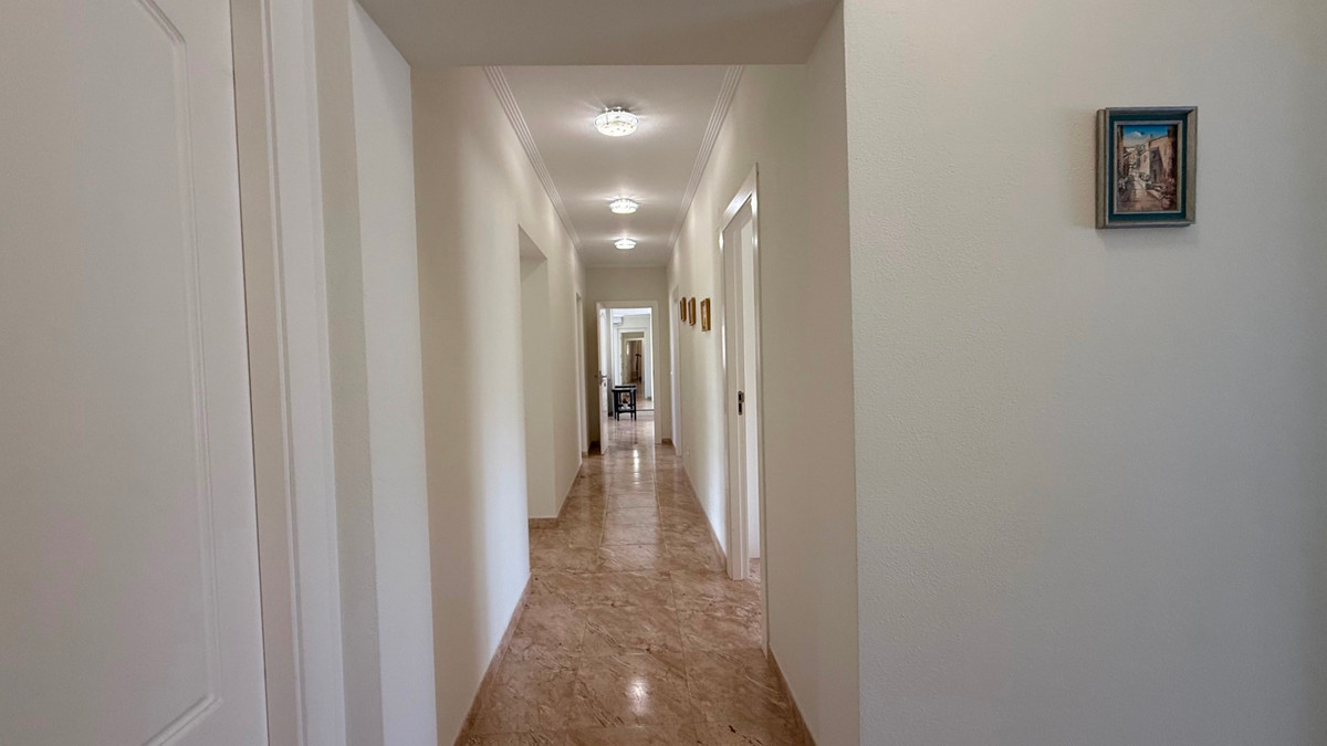 For sale - 7 Bedroom 4 Bathroom House - Detached Villa in Torrevieja - Torrevieja Centro  - Alicante