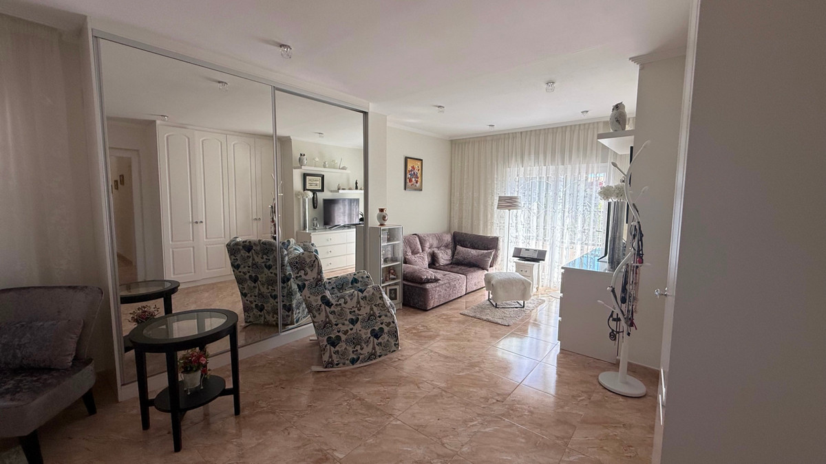 For sale - 7 Bedroom 4 Bathroom House - Detached Villa in Torrevieja - Torrevieja Centro  - Alicante