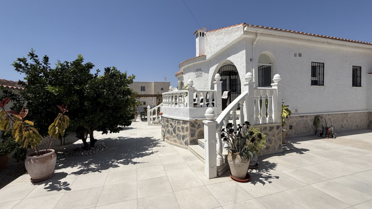For sale - 3 Bedroom 3 Bathroom House - Detached Villa in Torrevieja - Torrevieja Centro  - Alicante