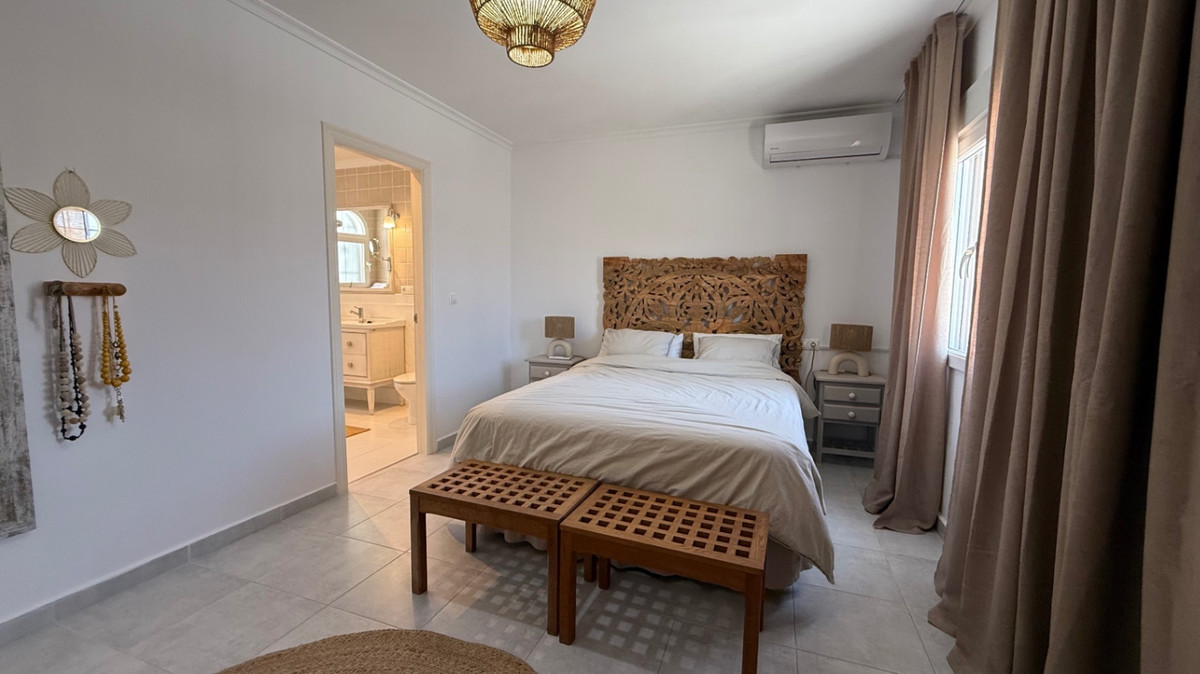 For sale - 3 Bedroom 3 Bathroom House - Detached Villa in Torrevieja - Torrevieja Centro  - Alicante