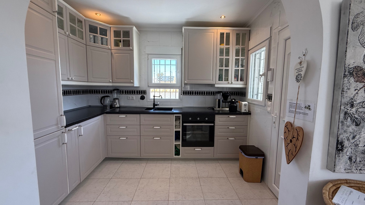 For sale - 3 Bedroom 3 Bathroom House - Detached Villa in Torrevieja - Torrevieja Centro  - Alicante