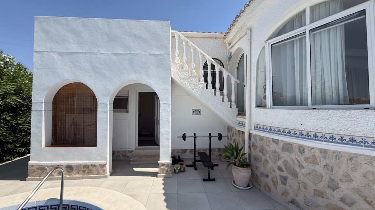 For sale - 3 Bedroom 3 Bathroom House - Detached Villa in Torrevieja - Torrevieja Centro  - Alicante