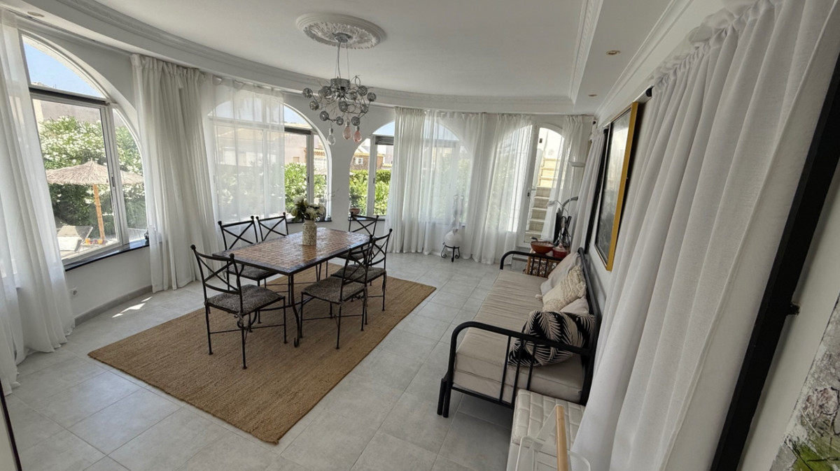 For sale - 3 Bedroom 3 Bathroom House - Detached Villa in Torrevieja - Torrevieja Centro  - Alicante