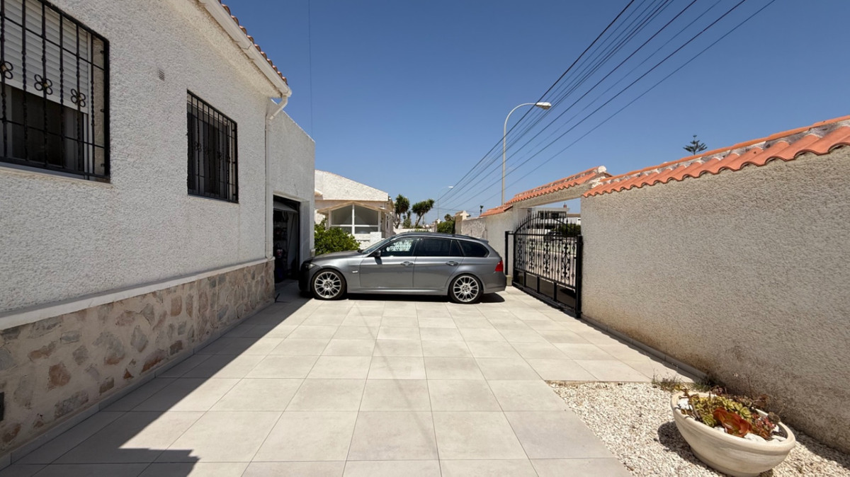 For sale - 3 Bedroom 3 Bathroom House - Detached Villa in Torrevieja - Torrevieja Centro  - Alicante