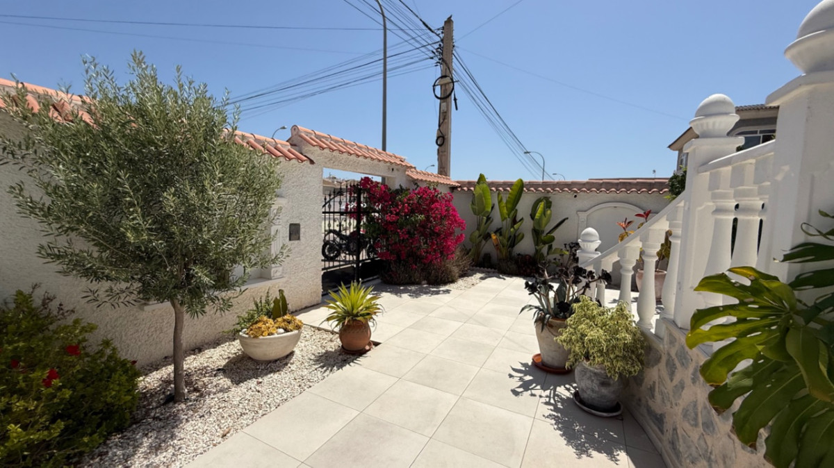 For sale - 3 Bedroom 3 Bathroom House - Detached Villa in Torrevieja - Torrevieja Centro  - Alicante