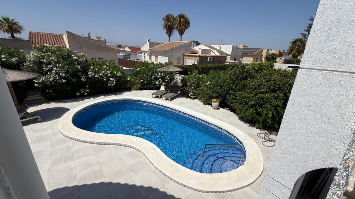 For sale - 3 Bedroom 3 Bathroom House - Detached Villa in Torrevieja - Torrevieja Centro  - Alicante