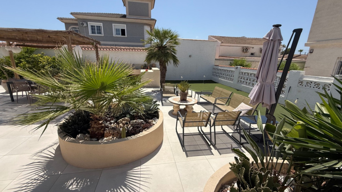 For sale - 3 Bedroom 3 Bathroom House - Detached Villa in Torrevieja - Torrevieja Centro  - Alicante