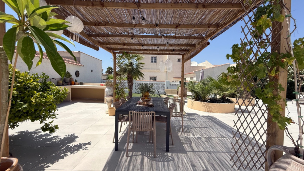 For sale - 3 Bedroom 3 Bathroom House - Detached Villa in Torrevieja - Torrevieja Centro  - Alicante